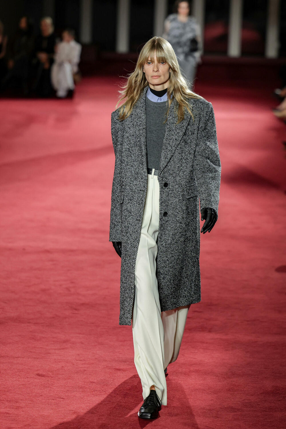 <p>Manekenke, među kojima su Aleks Konsani i Kristi Tarlington, prošetale su stepeništem Metropoliten opere, prikazujući krojena odijela, vezene floralne motive i haljine od kašmirskih džempera</p>