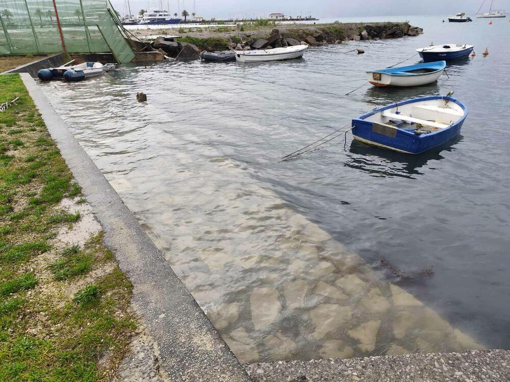 <p>Visoka plima skoro je sinoć u potpunosti "potopila" i veći dio usjeka za pristajanje trajekata u Lepetanima</p>  <div contenteditable="false" tabindex="-1"> </div>