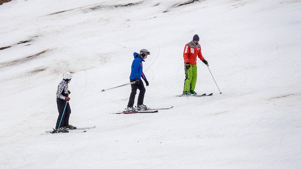 <p>Predstavnica TC Durmitor, Bojana Božović, kazala je da ih je od 12. januara do danas posjetilo oko devet hiljada gostiju, a prodato je oko 4,5 hiljada ski pasova</p>