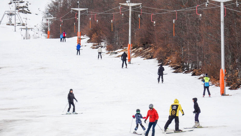 <p>Predstavnica TC Durmitor, Bojana Božović, kazala je da ih je od 12. januara do danas posjetilo oko devet hiljada gostiju, a prodato je oko 4,5 hiljada ski pasova</p>