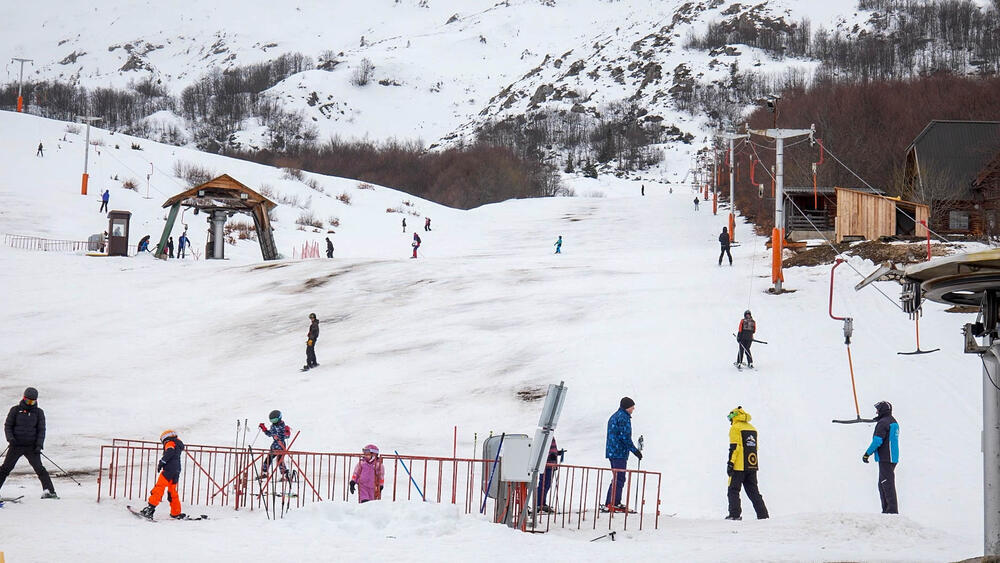 <p>Predstavnica TC Durmitor, Bojana Božović, kazala je da ih je od 12. januara do danas posjetilo oko devet hiljada gostiju, a prodato je oko 4,5 hiljada ski pasova</p>