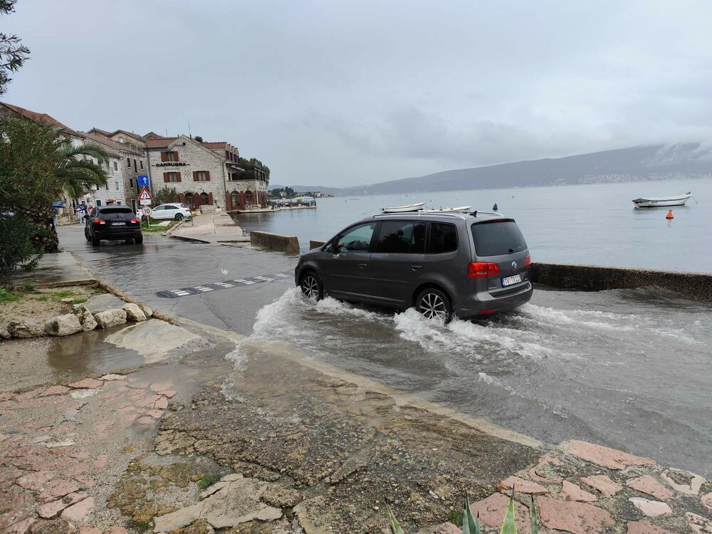 <p>Visoka plima skoro je sinoć u potpunosti "potopila" i veći dio usjeka za pristajanje trajekata u Lepetanima</p>  <div contenteditable="false" tabindex="-1"> </div>