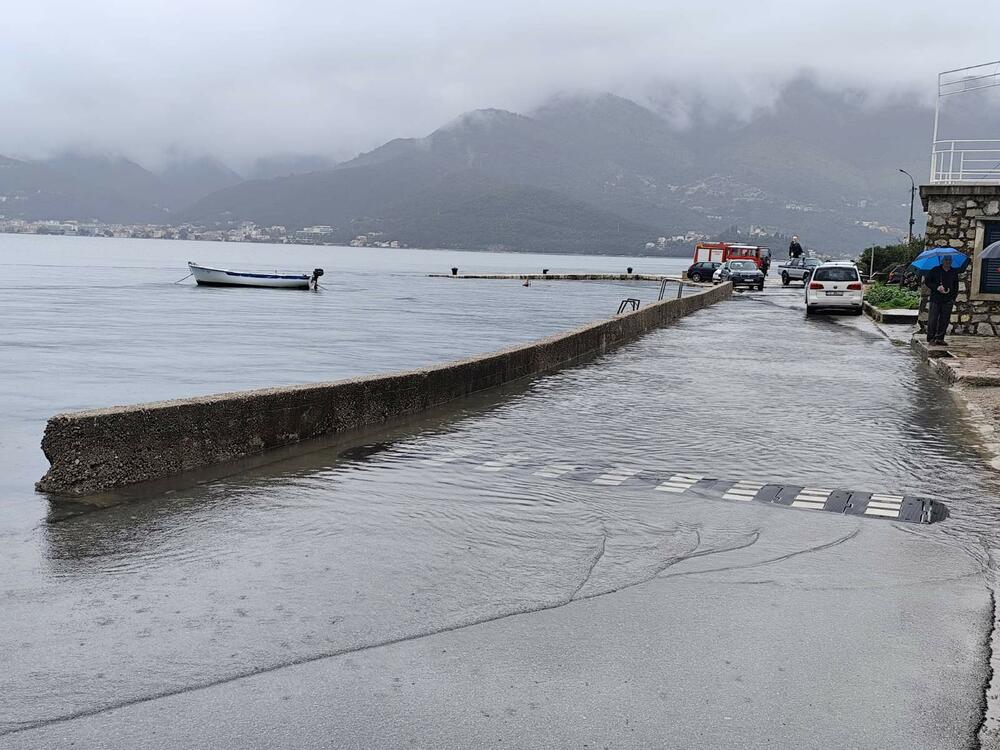 <p>Visoka plima skoro je sinoć u potpunosti "potopila" i veći dio usjeka za pristajanje trajekata u Lepetanima</p>  <div contenteditable="false" tabindex="-1"> </div>