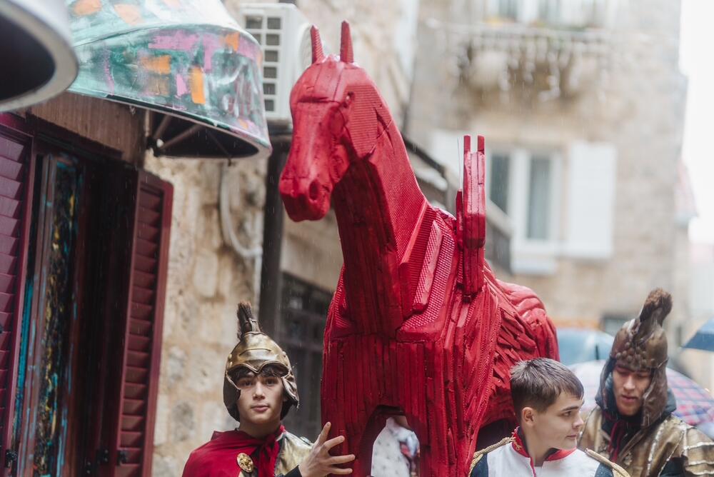 <p>Ovogodišnji optuženi predstavljen je kao Trojanski kentaur</p>