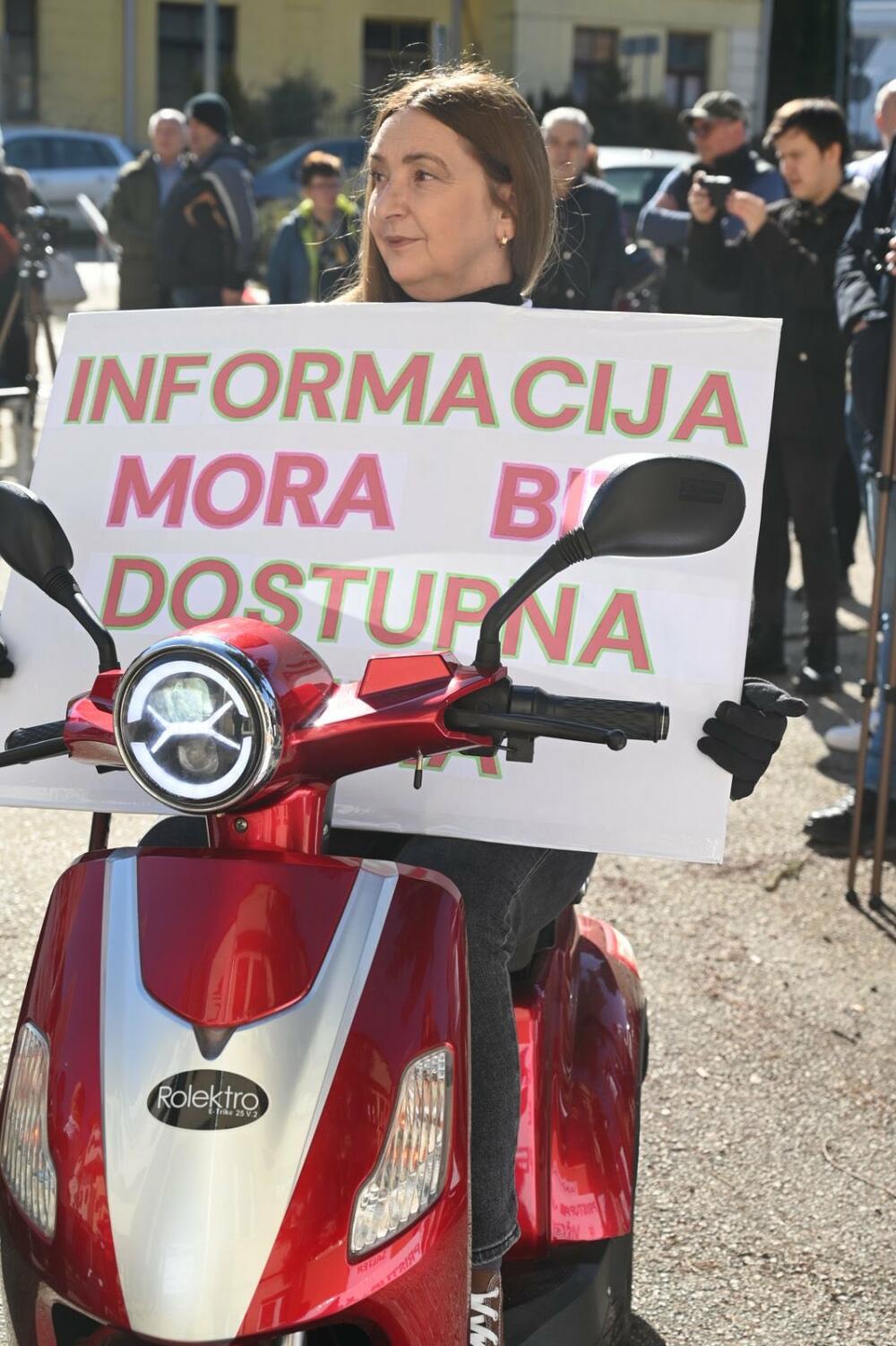 <p>Performans osoba sa invaliditetom ispred Fonda PIO: Institucije Bijelog Polja i nedovoljno pristupačne za osobe sa invaliditetom</p>