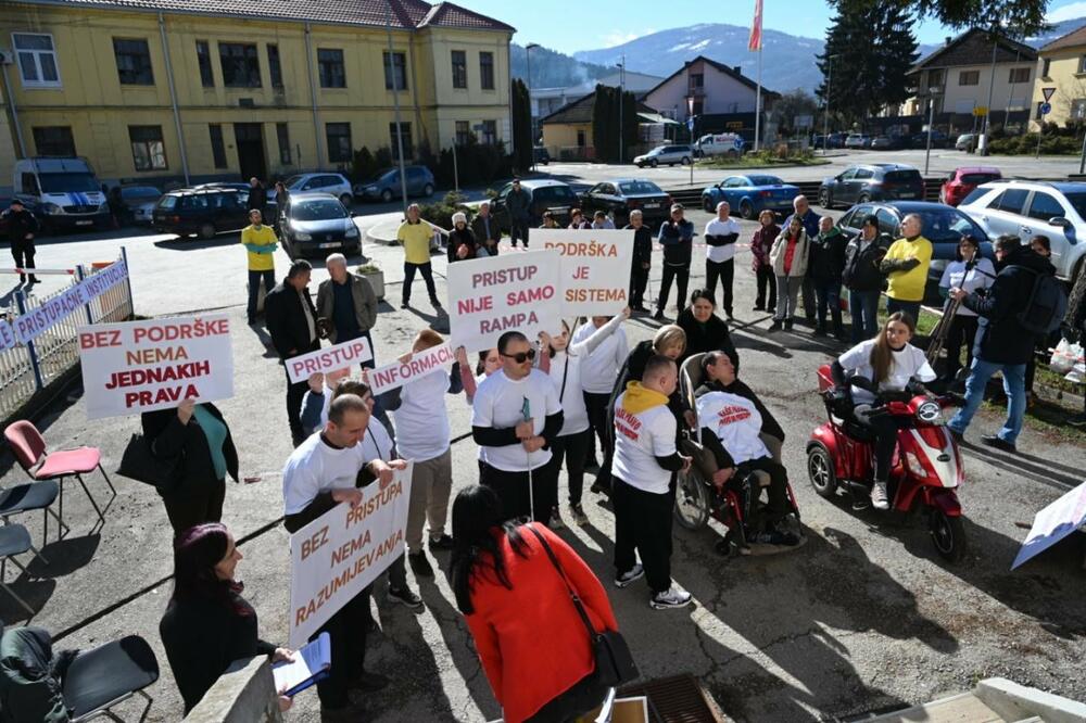 <p>Performans osoba sa invaliditetom ispred Fonda PIO: Institucije Bijelog Polja i nedovoljno pristupačne za osobe sa invaliditetom</p>