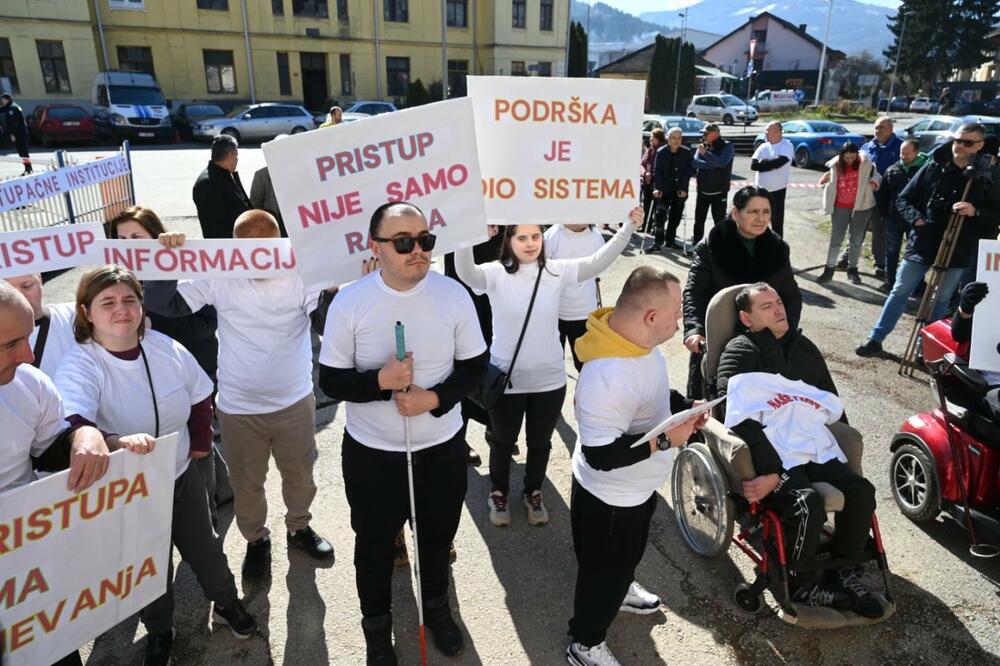 <p>Performans osoba sa invaliditetom ispred Fonda PIO: Institucije Bijelog Polja i nedovoljno pristupačne za osobe sa invaliditetom</p>