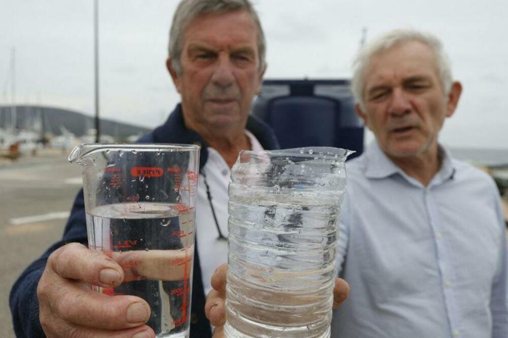 Gradonačelnici mesta u Francuskoj ispred fabrike desalinizaciju koja je napravljena posle istorijski suvog leta 2022., Foto: AFP via Getty Images