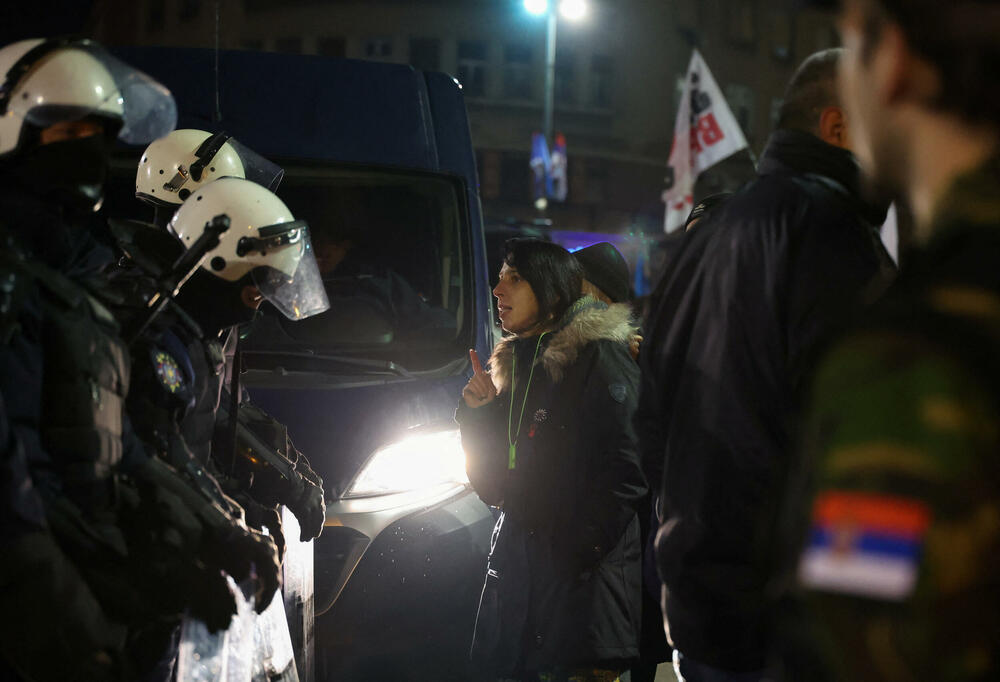 <p>Pristalice SNS-a okupljene ispred Srpskog narodnog pozorišta, vrijeđale su građane Novog Sada i uzvikivale im "ustaše", a građani su im uzvraćali sa "ruke su vam krvave"</p>