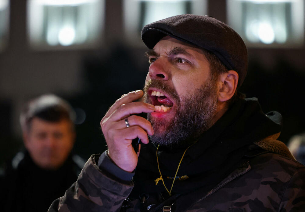 <p>Pristalice SNS-a okupljene ispred Srpskog narodnog pozorišta, vrijeđale su građane Novog Sada i uzvikivale im "ustaše", a građani su im uzvraćali sa "ruke su vam krvave"</p>