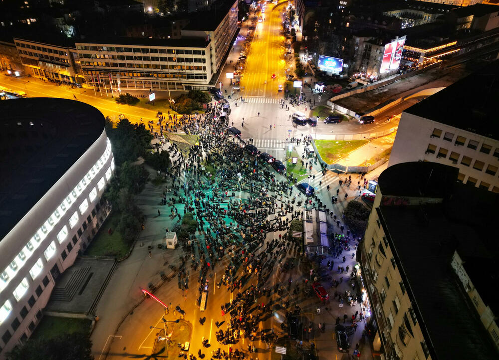 <p>Pristalice SNS-a okupljene ispred Srpskog narodnog pozorišta, vrijeđale su građane Novog Sada i uzvikivale im "ustaše", a građani su im uzvraćali sa "ruke su vam krvave"</p>