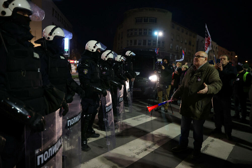 <p>Pristalice SNS-a okupljene ispred Srpskog narodnog pozorišta, vrijeđale su građane Novog Sada i uzvikivale im "ustaše", a građani su im uzvraćali sa "ruke su vam krvave"</p>