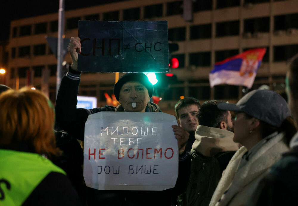 <p>Pristalice SNS-a okupljene ispred Srpskog narodnog pozorišta, vrijeđale su građane Novog Sada i uzvikivale im "ustaše", a građani su im uzvraćali sa "ruke su vam krvave"</p>