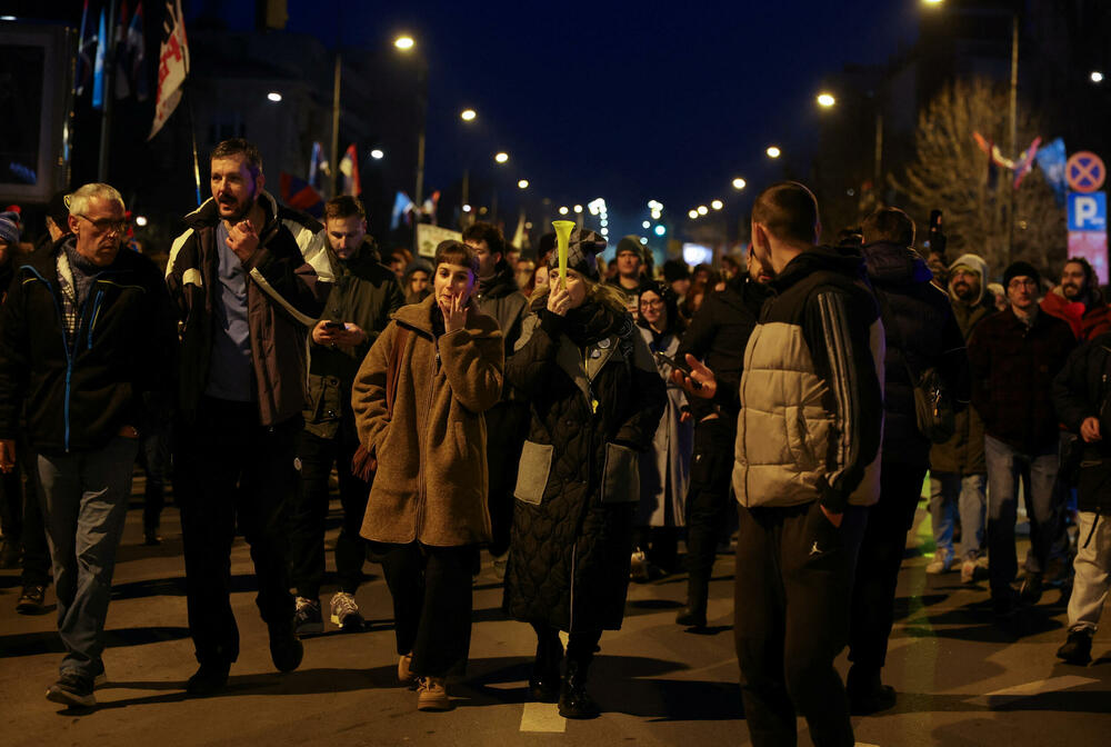 <p>Pristalice SNS-a okupljene ispred Srpskog narodnog pozorišta, vrijeđale su građane Novog Sada i uzvikivale im "ustaše", a građani su im uzvraćali sa "ruke su vam krvave"</p>