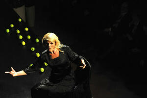 Od virdžine do maestre: Hibridno djelo muzike, pozorišta i...