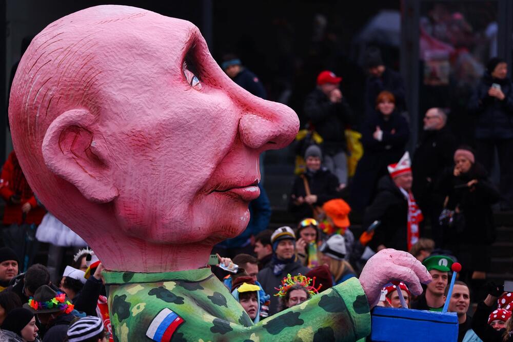 <p>Karneval obilježavaju ulične parade, bacanje konfeta i bombona iz ukrašenih, šarenih vozila, neumjereno jelo i piće, kostimirana djeca i odrasli, ali ono što djeluje kao raspojasana narodna zabava donijeće ove godine privredi oko 1,96 milijardi eura, procijenio je Institut njemačke privrede (IW) iz Kelna</p>