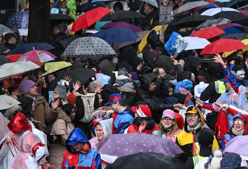 <p>Karneval obilježavaju ulične parade, bacanje konfeta i bombona iz ukrašenih, šarenih vozila, neumjereno jelo i piće, kostimirana djeca i odrasli, ali ono što djeluje kao raspojasana narodna zabava donijeće ove godine privredi oko 1,96 milijardi eura, procijenio je Institut njemačke privrede (IW) iz Kelna</p>