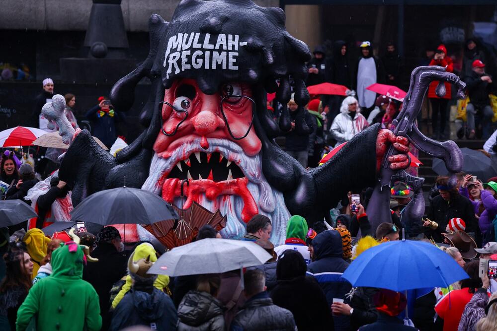 <p>Karneval obilježavaju ulične parade, bacanje konfeta i bombona iz ukrašenih, šarenih vozila, neumjereno jelo i piće, kostimirana djeca i odrasli, ali ono što djeluje kao raspojasana narodna zabava donijeće ove godine privredi oko 1,96 milijardi eura, procijenio je Institut njemačke privrede (IW) iz Kelna</p>