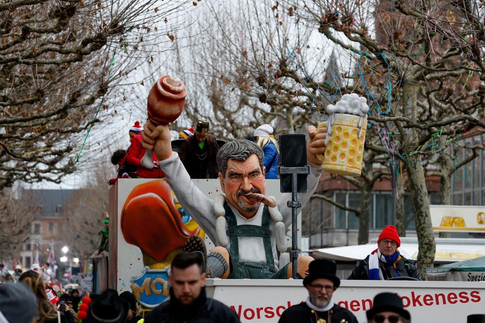 <p>Karneval obilježavaju ulične parade, bacanje konfeta i bombona iz ukrašenih, šarenih vozila, neumjereno jelo i piće, kostimirana djeca i odrasli, ali ono što djeluje kao raspojasana narodna zabava donijeće ove godine privredi oko 1,96 milijardi eura, procijenio je Institut njemačke privrede (IW) iz Kelna</p>