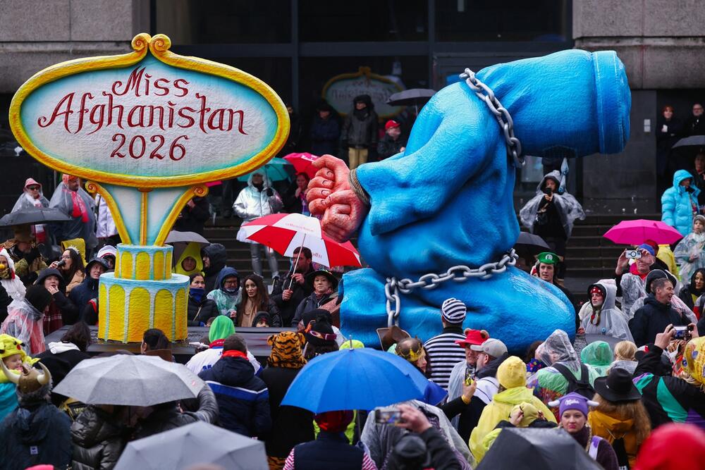 <p>Karneval obilježavaju ulične parade, bacanje konfeta i bombona iz ukrašenih, šarenih vozila, neumjereno jelo i piće, kostimirana djeca i odrasli, ali ono što djeluje kao raspojasana narodna zabava donijeće ove godine privredi oko 1,96 milijardi eura, procijenio je Institut njemačke privrede (IW) iz Kelna</p>