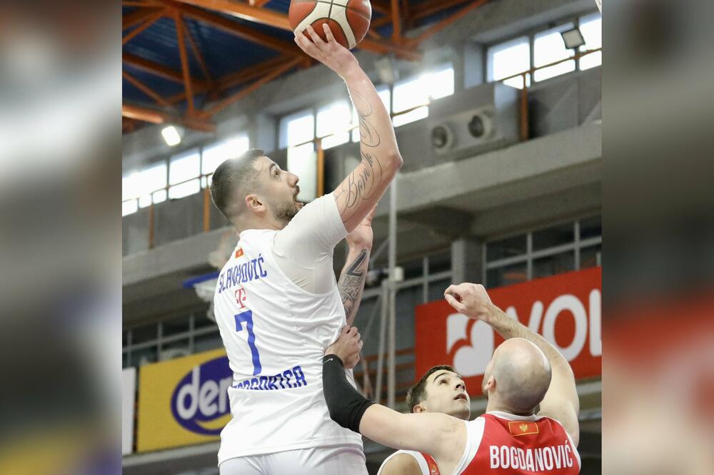 Slavković i Bogdanović tokom meča u Bijlom Polju, Foto: KK Jedinstvo/KSCG