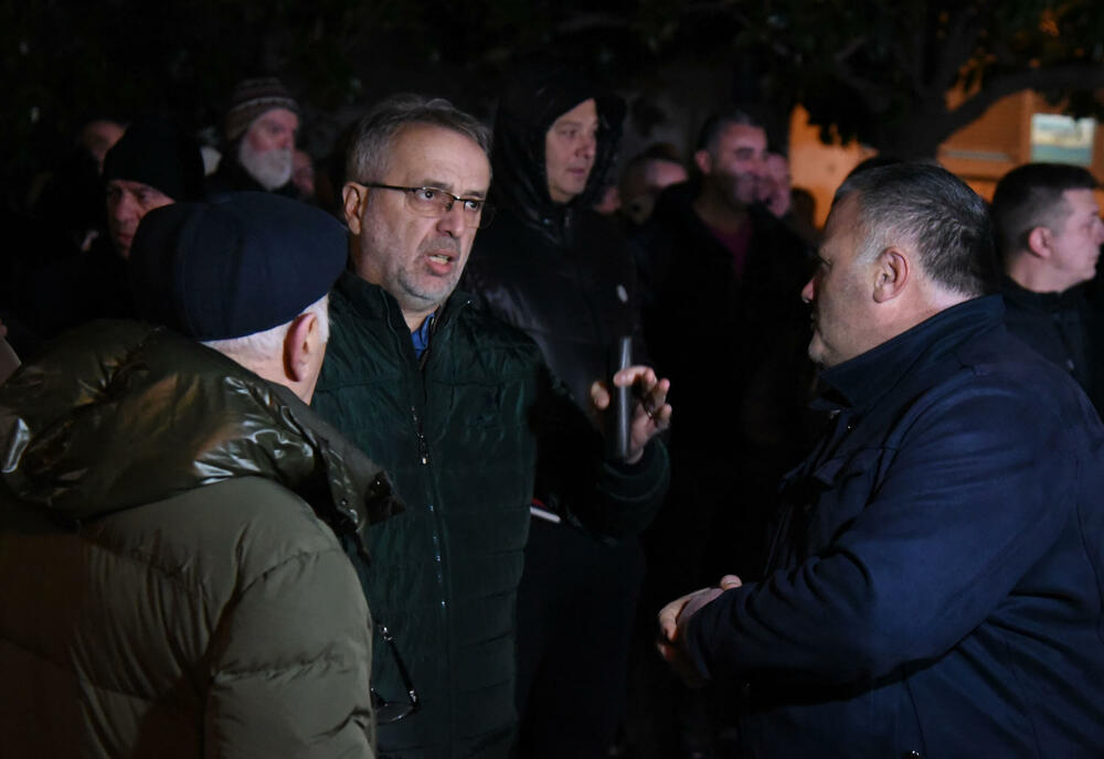 <p>"Vesna Bratić je iznijela svoje viđenje pritvorskih osnova koje su joj stavljene na teret. Smatra da apsolutno ne postoji opasnost od bjekstva, budući da je njen život u Crnoj Gori, gdje je redovni profesor univerziteta", kazao je pravni zastupnik Vesne Bratić, advokat Mitar Šušić</p>