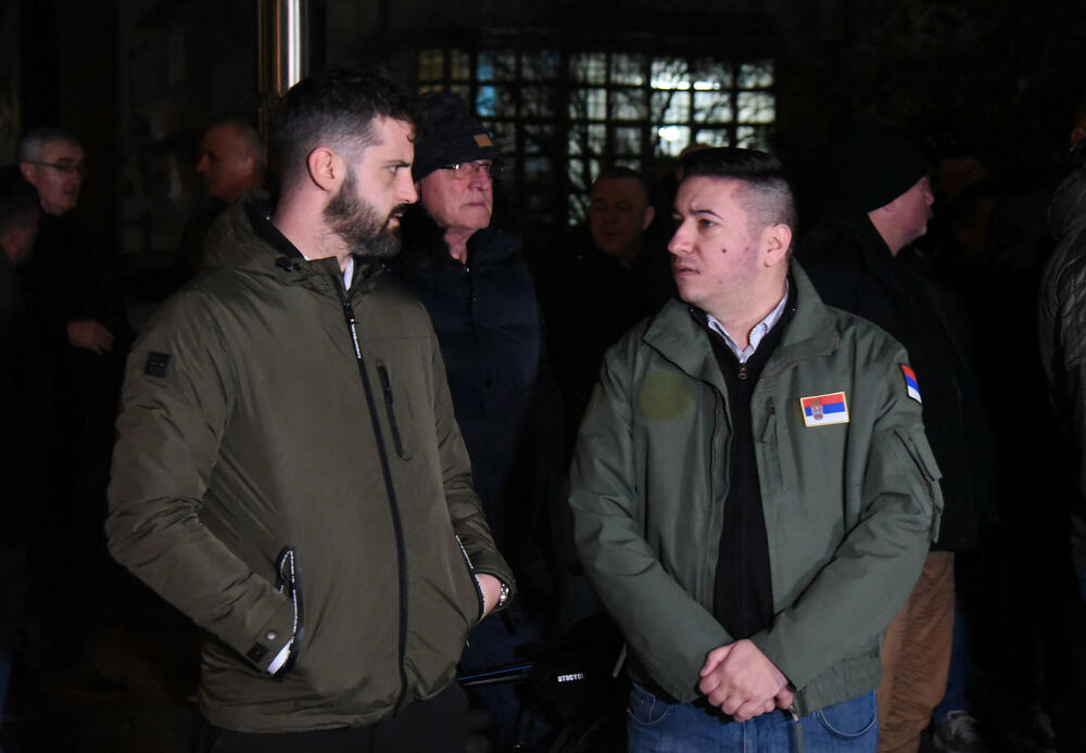 <p>"Vesna Bratić je iznijela svoje viđenje pritvorskih osnova koje su joj stavljene na teret. Smatra da apsolutno ne postoji opasnost od bjekstva, budući da je njen život u Crnoj Gori, gdje je redovni profesor univerziteta", kazao je pravni zastupnik Vesne Bratić, advokat Mitar Šušić</p>