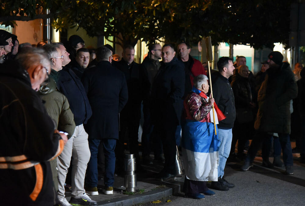 <p>"Vesna Bratić je iznijela svoje viđenje pritvorskih osnova koje su joj stavljene na teret. Smatra da apsolutno ne postoji opasnost od bjekstva, budući da je njen život u Crnoj Gori, gdje je redovni profesor univerziteta", kazao je pravni zastupnik Vesne Bratić, advokat Mitar Šušić</p>