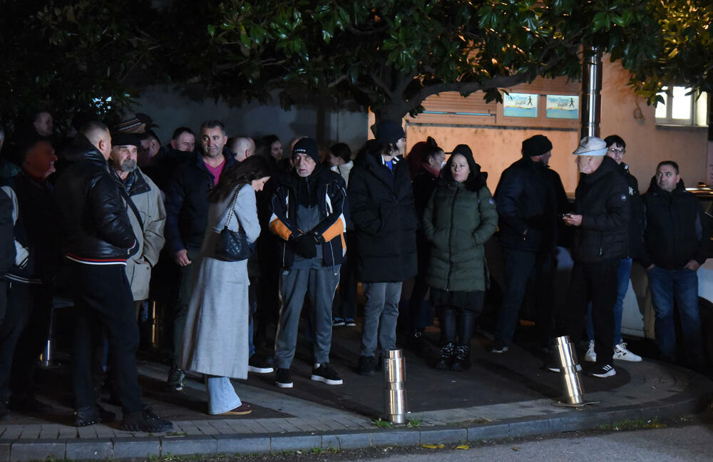 <p>"Vesna Bratić je iznijela svoje viđenje pritvorskih osnova koje su joj stavljene na teret. Smatra da apsolutno ne postoji opasnost od bjekstva, budući da je njen život u Crnoj Gori, gdje je redovni profesor univerziteta", kazao je pravni zastupnik Vesne Bratić, advokat Mitar Šušić</p>