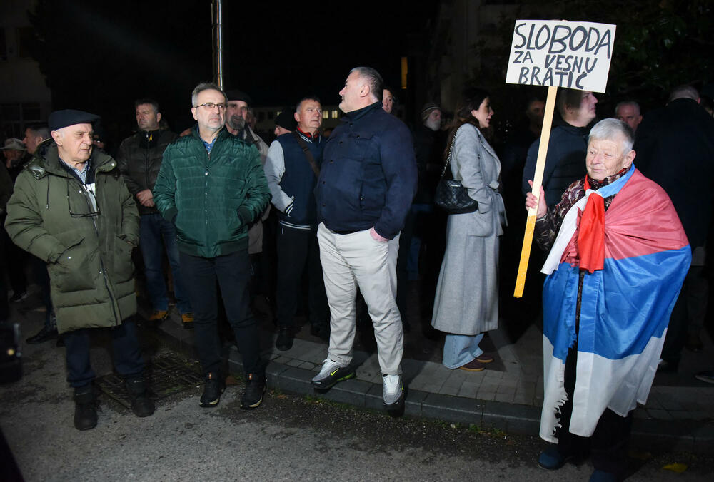 <p>"Vesna Bratić je iznijela svoje viđenje pritvorskih osnova koje su joj stavljene na teret. Smatra da apsolutno ne postoji opasnost od bjekstva, budući da je njen život u Crnoj Gori, gdje je redovni profesor univerziteta", kazao je pravni zastupnik Vesne Bratić, advokat Mitar Šušić</p>