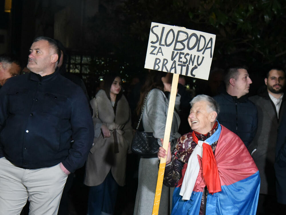 <p>"Vesna Bratić je iznijela svoje viđenje pritvorskih osnova koje su joj stavljene na teret. Smatra da apsolutno ne postoji opasnost od bjekstva, budući da je njen život u Crnoj Gori, gdje je redovni profesor univerziteta", kazao je pravni zastupnik Vesne Bratić, advokat Mitar Šušić</p>