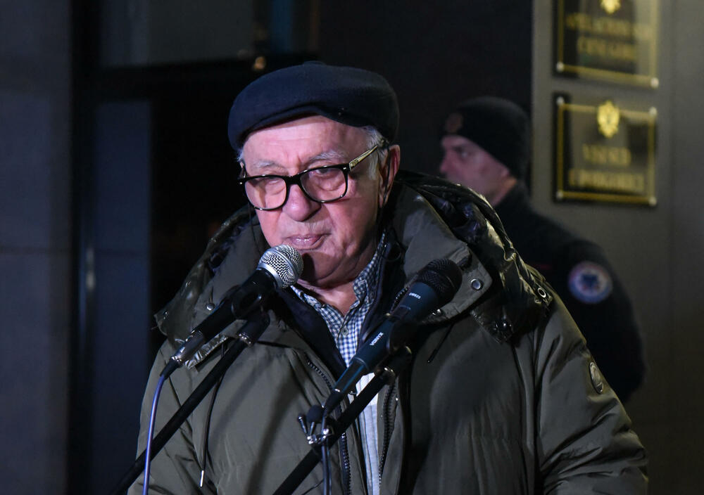 <p>"Vesna Bratić je iznijela svoje viđenje pritvorskih osnova koje su joj stavljene na teret. Smatra da apsolutno ne postoji opasnost od bjekstva, budući da je njen život u Crnoj Gori, gdje je redovni profesor univerziteta", kazao je pravni zastupnik Vesne Bratić, advokat Mitar Šušić</p>