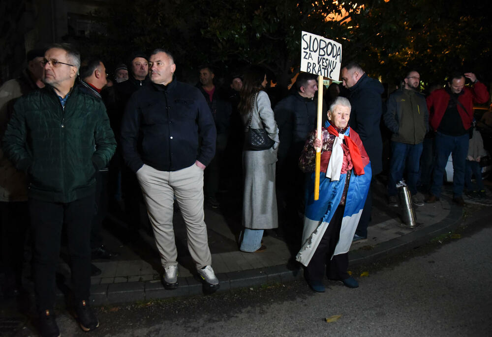 <p>"Vesna Bratić je iznijela svoje viđenje pritvorskih osnova koje su joj stavljene na teret. Smatra da apsolutno ne postoji opasnost od bjekstva, budući da je njen život u Crnoj Gori, gdje je redovni profesor univerziteta", kazao je pravni zastupnik Vesne Bratić, advokat Mitar Šušić</p>