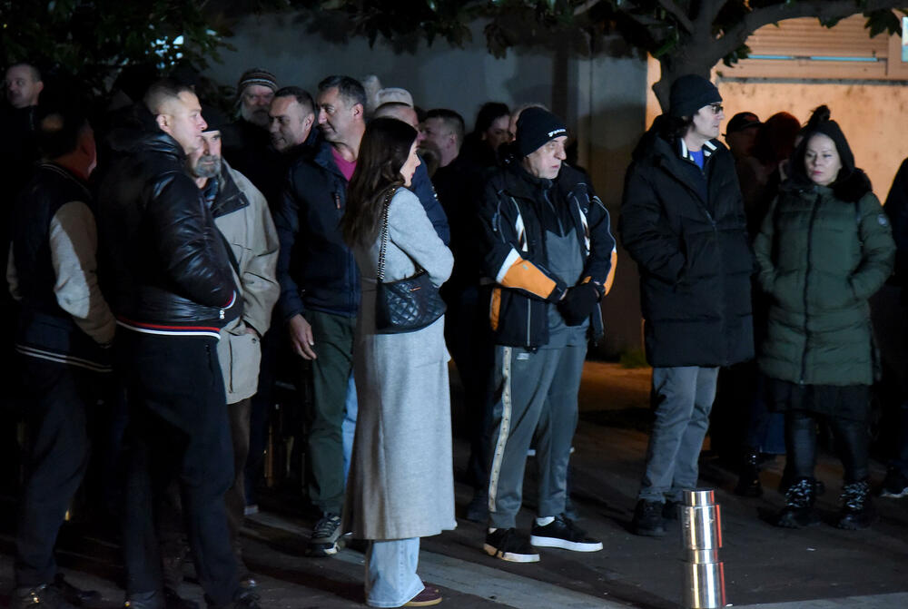 <p>"Vesna Bratić je iznijela svoje viđenje pritvorskih osnova koje su joj stavljene na teret. Smatra da apsolutno ne postoji opasnost od bjekstva, budući da je njen život u Crnoj Gori, gdje je redovni profesor univerziteta", kazao je pravni zastupnik Vesne Bratić, advokat Mitar Šušić</p>