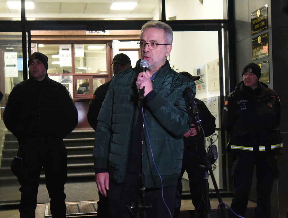 <p>"Vesna Bratić je iznijela svoje viđenje pritvorskih osnova koje su joj stavljene na teret. Smatra da apsolutno ne postoji opasnost od bjekstva, budući da je njen život u Crnoj Gori, gdje je redovni profesor univerziteta", kazao je pravni zastupnik Vesne Bratić, advokat Mitar Šušić</p>