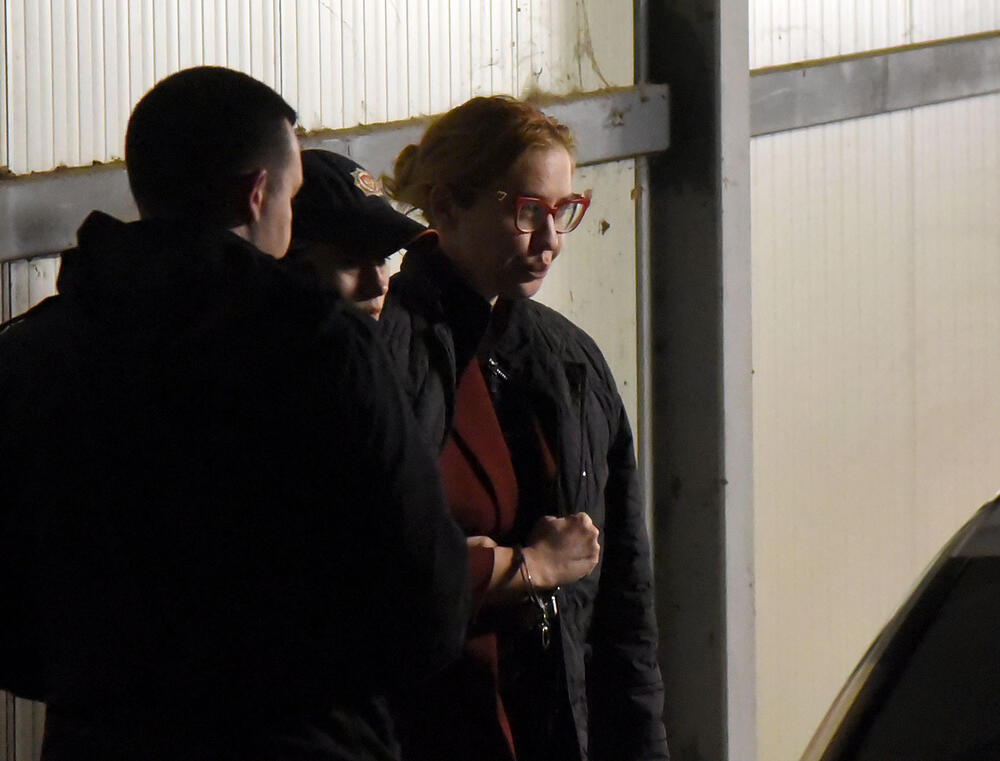 <p>"Vesna Bratić je iznijela svoje viđenje pritvorskih osnova koje su joj stavljene na teret. Smatra da apsolutno ne postoji opasnost od bjekstva, budući da je njen život u Crnoj Gori, gdje je redovni profesor univerziteta", kazao je pravni zastupnik Vesne Bratić, advokat Mitar Šušić</p>