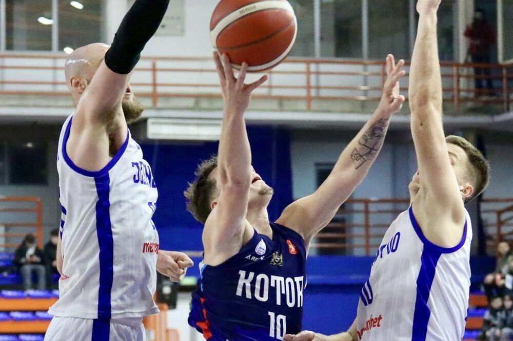 Aleksandar Sužnjev u duelu sa Jedinstvom, Foto: KK Jedinstvo/KSCG