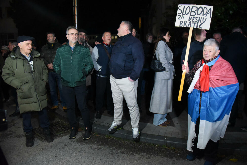 Sad preispituju rad tužilaštva: detalj sa sinoćnjeg skupa podrške Bratić, Foto: Luka Zekovic