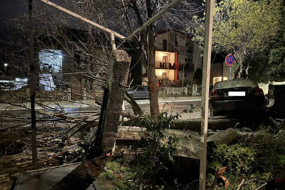 Dvorište stanovnika Kozaračke ulice u kojem drugi put u par mjeseci završavaju nesavjesni vozači, Foto: Privatna arhiva