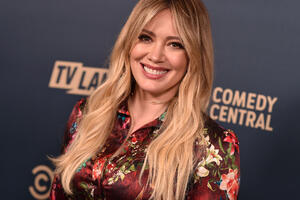 Ima novi hobi: Kapa i šal s potpisom Hilari Daf