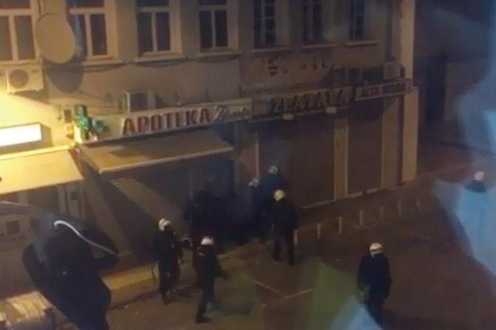 Policijska tortura u Zlatarskoj ulici, tokom protesta, 2015., Foto: YouTube
