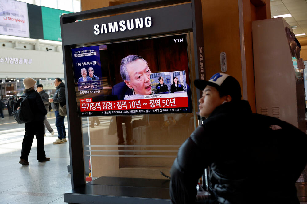 <p>Tužilaštvo je u ovom slučaju, koji se pomno prati u duboko podijeljenoj zemlji, tražilo smrtnu kaznu. To je do sada najznačajniji postupak protiv smijenjenog lidera, čiji je potez izazvao nacionalnu političku krizu i stavio na probu otpornost demokratije, navodi agencija Rojters</p>
