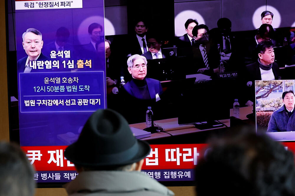 <p>Tužilaštvo je u ovom slučaju, koji se pomno prati u duboko podijeljenoj zemlji, tražilo smrtnu kaznu. To je do sada najznačajniji postupak protiv smijenjenog lidera, čiji je potez izazvao nacionalnu političku krizu i stavio na probu otpornost demokratije, navodi agencija Rojters</p>