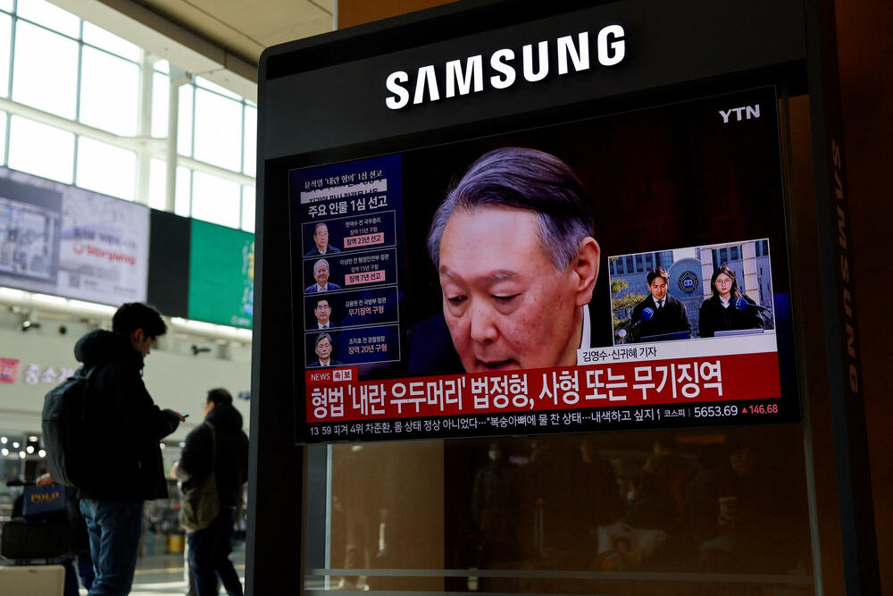 <p>Tužilaštvo je u ovom slučaju, koji se pomno prati u duboko podijeljenoj zemlji, tražilo smrtnu kaznu. To je do sada najznačajniji postupak protiv smijenjenog lidera, čiji je potez izazvao nacionalnu političku krizu i stavio na probu otpornost demokratije, navodi agencija Rojters</p>