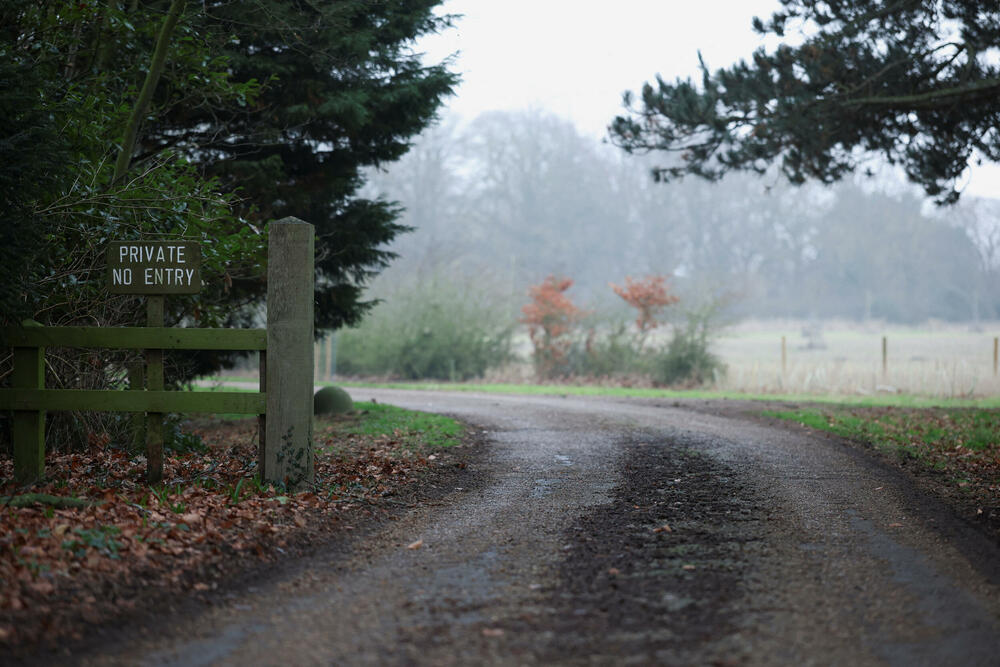 <p>"U okviru istrage, danas (19/2) uhapsili smo muškarca u šezdesetim godinama iz Norfolka, pod sumnjom za nesavjesno postupanje u javnoj službi, i sprovodimo pretrese na adresama u Berkširu i Norfolku. Muškarac se u ovom trenutku i dalje nalazi u policijskom pritvoru", piše u saopštenju britanske policije</p>