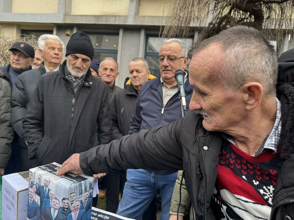 <p>Penzioneri iz više gradova sa sjevera održali su protest u Bijelom Polju</p>