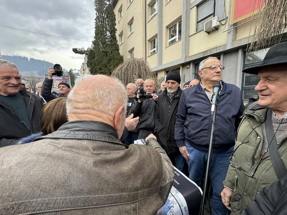 <p>Penzioneri iz više gradova sa sjevera održali su protest u Bijelom Polju</p>