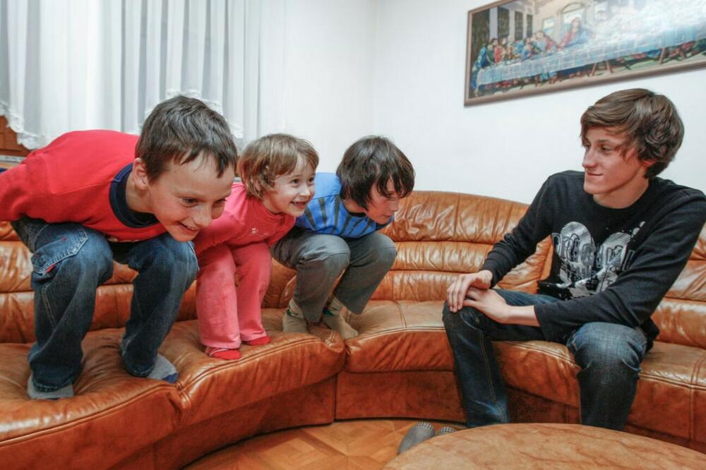 Fotografija kao najava olimpisjke bajke: Peter nadgleda pripremu za skok Domena, Nike i Cenea, Foto: Gorazd Kavčić