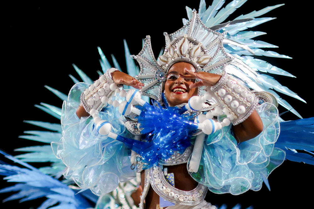 <p>Karneval u brazilskom gradu Rio de Žaneiro nastavio je tradiciju živopisnih plesova i boja, a škola sambe Viraduoro ponijela je titulu sa nastupom posvećenim njihovom legendarnom direktoru udaračke sekcije.</p>