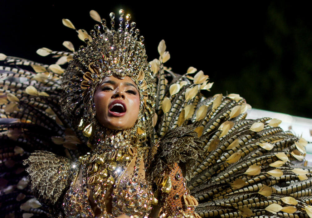 <p>Karneval u brazilskom gradu Rio de Žaneiro nastavio je tradiciju živopisnih plesova i boja, a škola sambe Viraduoro ponijela je titulu sa nastupom posvećenim njihovom legendarnom direktoru udaračke sekcije.</p>